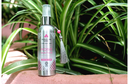 Jak s růžovou vodou přež&iacute;t letn&iacute; horka