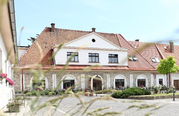 HOTELOV&Aacute; ŘADA M&Aacute; SVŮJ DAL&Scaron;&Iacute; DOMOV NA KM&Iacute;NĚ